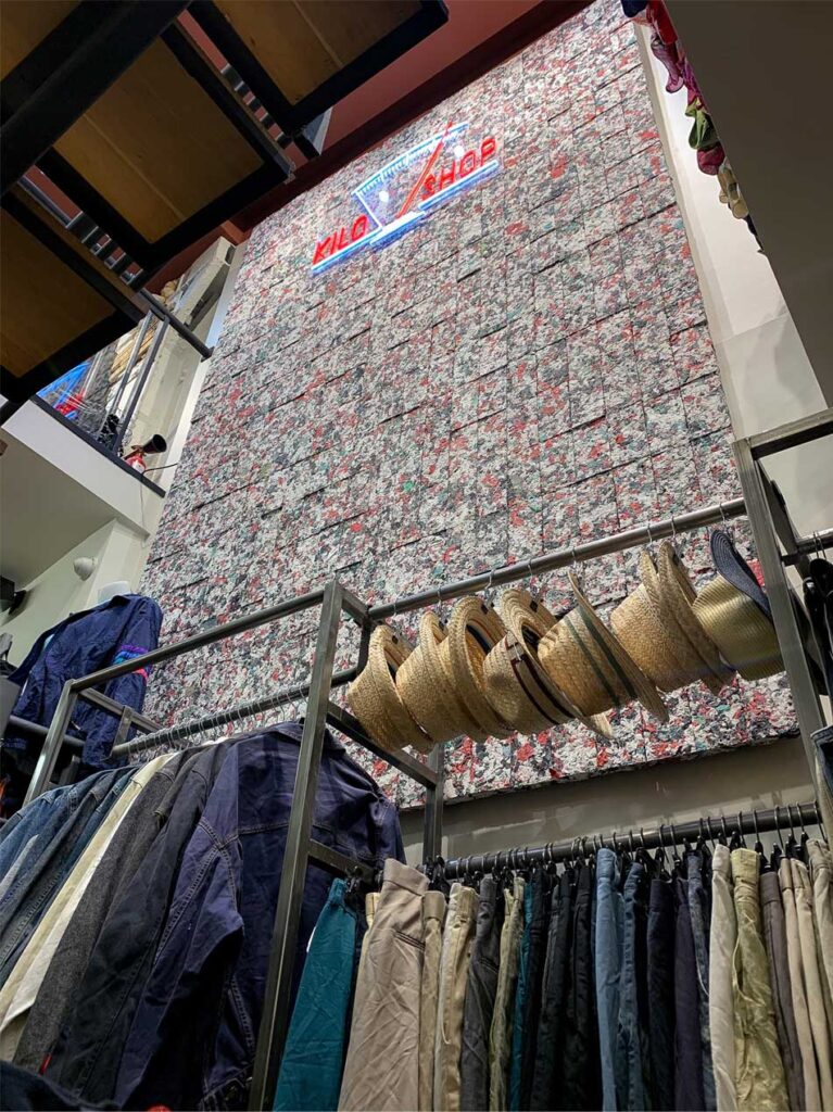 allestimento negozio fatto con mattoni ecologici fabbrick realizzati riciclando vecchi vestiti