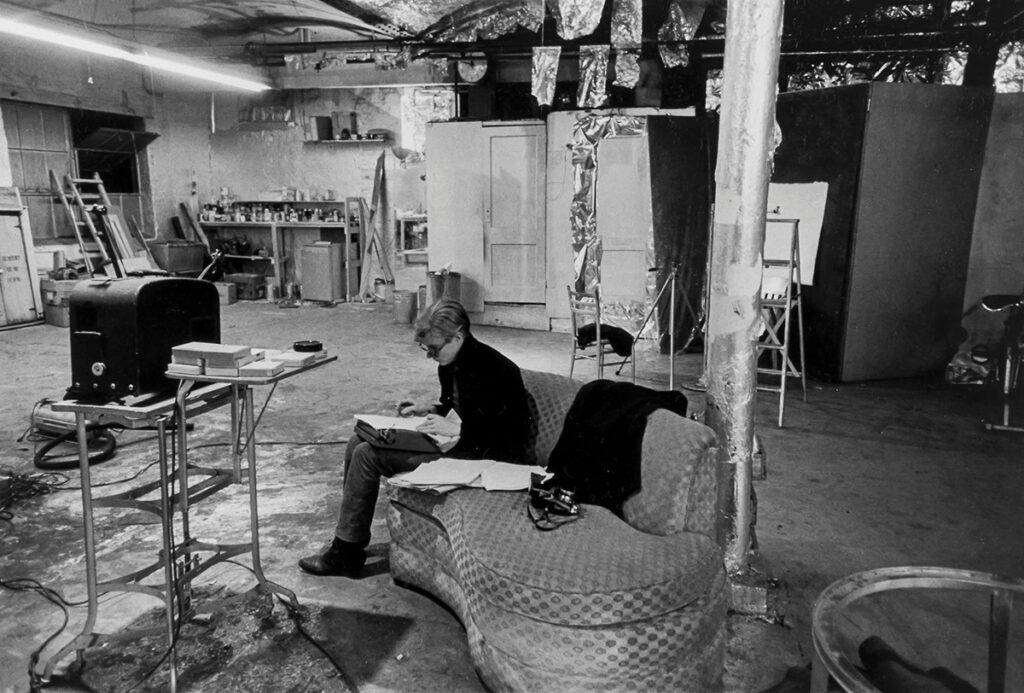 andy warhol nel suo studio newyorkese creato un appartamento con arredi stile industriale  Manhattan